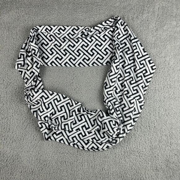 Shop Pop Fashion Women's Interlocking Chain Square Pattern Scarf With Zipper - Picture 3 of 9